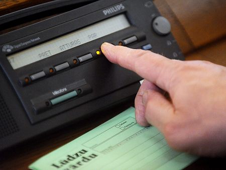 Сейм перекрывает русский язык, а партия Шлесерса «курит в сторонке»? Сейм перекрывает русский язык, а партия Шлесерса «курит в сторонке»?