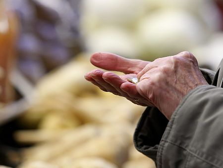 Латвия потребовала от России перечислить деньги: на выплату пенсий необходимо 3,5 миллиона евро