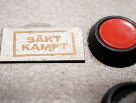 «Нет хлеба — ешьте пирожные!» Совет депутата взбудоражил публику