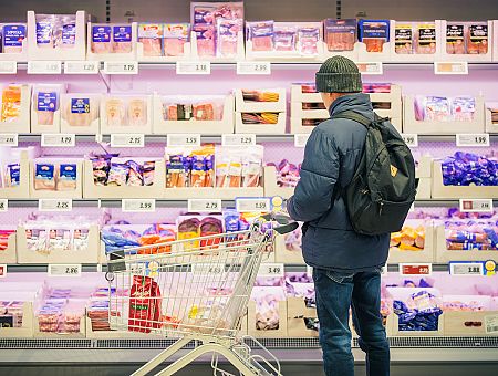 А вы на еде экономите? Народ Латвии стал отказываться от привычных продуктов А вы на еде экономите? Народ Латвии стал отказываться от привычных продуктов