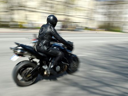 Погоня, по коням: как в Курземе пьяного мотоциклиста ловили