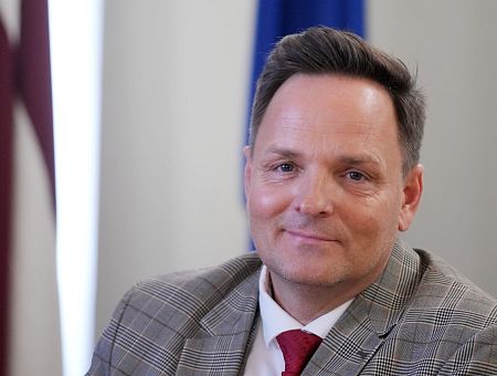 Глава Госканцелярии: алкоголь на работе не употребляем, работников мотивируем