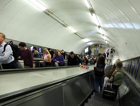 Сбой энергосистемы оставил под землёй тысячи пассажиров метро в Лондоне: второй «звоночек» после Испании?