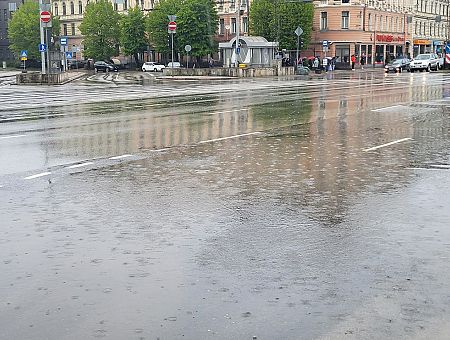 Дожди идут третий день: Рига уже «поплыла»? (ФОТО)