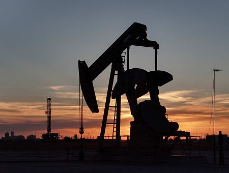 Naftas un gāzes cenas turpina kāpumu