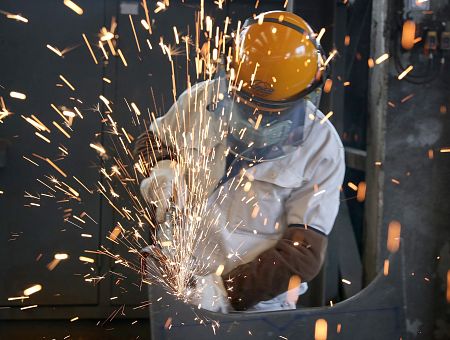 Водить трактор, паять провода, устанавливать унитазы: вещи, которые наша молодёжь не хочет и не будет делать