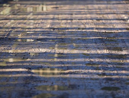 Šķīdoņa dēļ 144 grants autoceļu posmos ieviesti transporta masas ierobežojumi