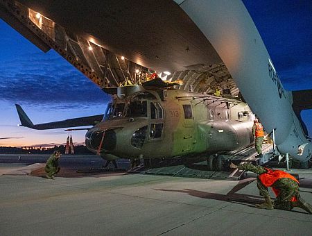Latvijā nogādāti divi «CH-147 Chinook» helikopteri no Kanādas