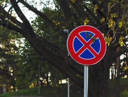 «Нервы не выдерживают!». Водители грузовиков регулярно таранят дом по улице Валгума