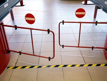 Сметают всё: как народ расхватывает товары в Rimi перед закрытием т/ц Mols. ВИДЕО