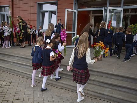 Пришлось уволить почти всех учителей, родителям отвести сына к психологу: переход на латышский, пример одной школы