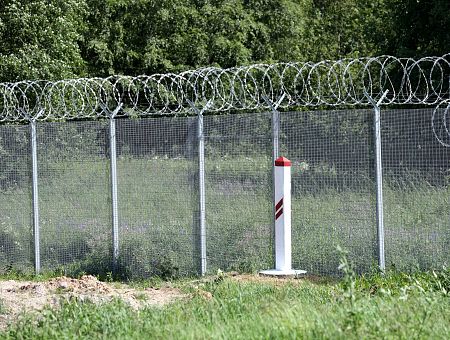 Auto ar viltotu Latvijas armijas numurzīmi atklāj 11 nelegālos migrantus un viņu pārvadātāju