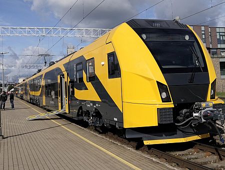 Рюкзак спас школьника после столкновения поездом в Риге