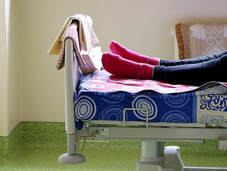 Маме больного ребенка стало плохо прямо в Детской больнице: а взрослых там не лечат!