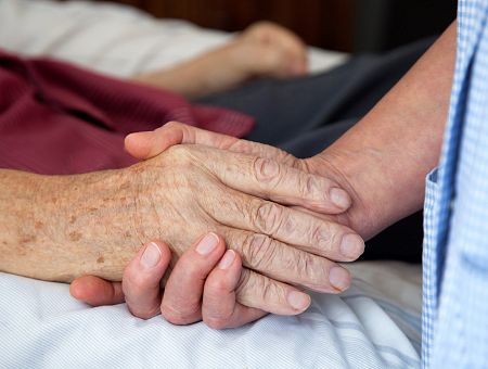 Тысячи евро на мёртвых: Национальная служба здравоохранения разоблачила хосписный обман