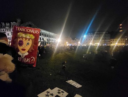 Doma laukumā uz protestu pret izstāšanos no Stambulas konvencijas pulcējušies vismaz 10 000 cilvēku