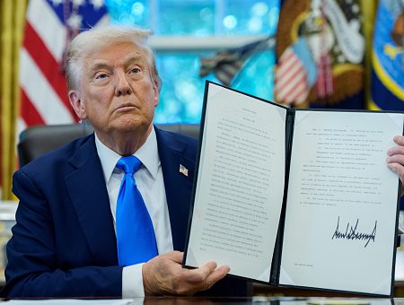 Rolex и именной слиток: как Швейцария добилась снижения пошлин от президента США Rolex и именной слиток: как Швейцария добилась снижения пошлин от президента США