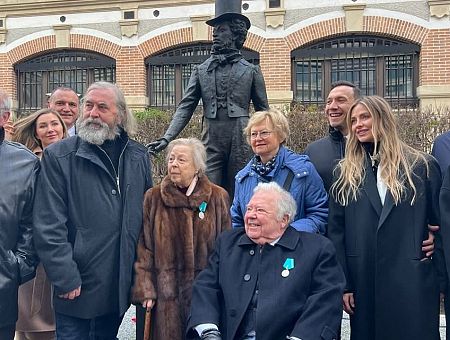 Пушкин жил, Пушкин жив: автор рижской скульптуры установил памятник в Париже