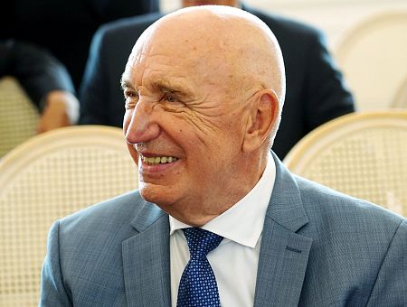 Сейчас то легко закрыть русские школы, посмотрел бы я на вас в 92-м, когда тут стояла советская армия: Годманис