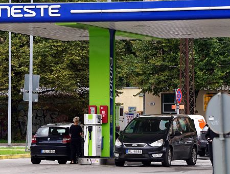 «Цена топлива вырастет до двух евро» — депутат Кулбергс о новом «зеленом законе»