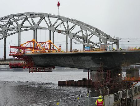 Только ради денег. Стройка Rail Baltica у аэропорта идёт, но куда?