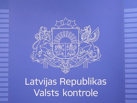 Семейный бизнес госконтролёра: жена раздает деньги, муж прикрывает?