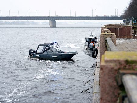 Спасатели подняли тело женщины, но авто останется в реке Спасатели подняли тело женщины, но авто останется в реке