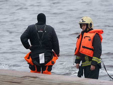 В утонувшей в Даугаве машине была женщина за рулем. Поиски продолжаются