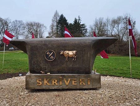 Самый сладкий памятник. В Скривери поставили бронзовую «коровку»