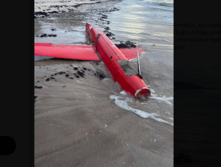 В Лиепае на пляж выбросило беспилотник: власти уже прокомментировали