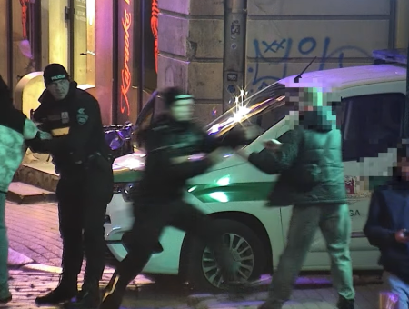 В центре Риги подралась молодёжь: один достал оружие и выстрелил