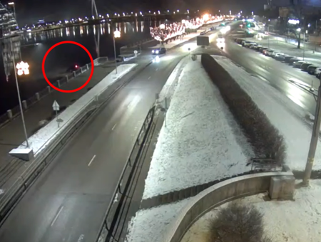 На всей скорости: полиция опубликовала видео инцидента с утонувшей в Даугаве машиной