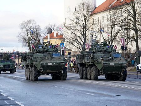 Военный парад на набережной Даугавы собрал тысячи зрителей (ФОТО, ВИДЕО)