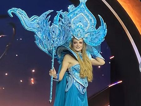 «Снегурочка» в Таиланде: костюм участницы «Мисс Вселенная» ассоциируется с русскими сказками