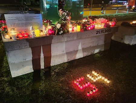 «Я помню, как оказался под завалом»: в Золитуде почтили память жертв трагедии (ФОТО)