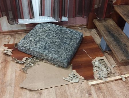 Сломанные двери, дыры в стенах: ночь в гостевом доме превратилась в кошмар Сломанные двери, дыры в стенах: ночь в гостевом доме превратилась в кошмар