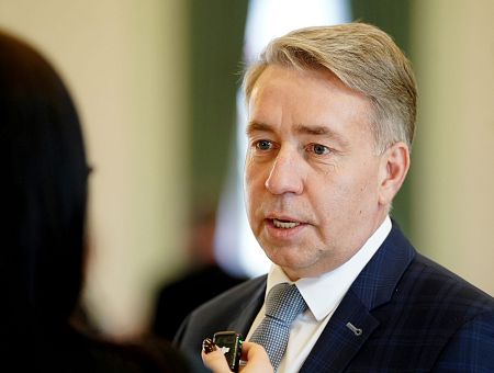 Многие депутаты думают, что деньги растут на деревьях: Аугулис о главной трагедии госуправления