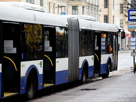 В общественном транспорте можно ехать и вот так: пассажиры в шоке