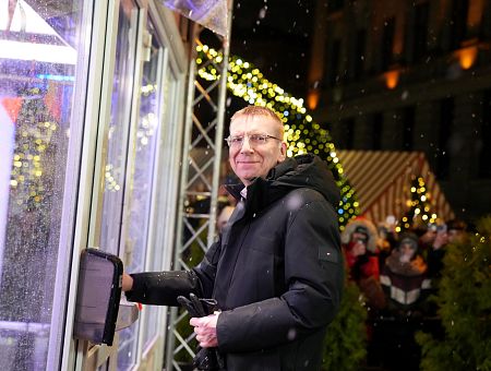 Может поделитесь своей зарплатой? Мать четверых попросила денег у президента Может поделитесь своей зарплатой? Мать четверых попросила денег у президента