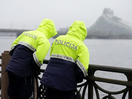 С Каменного моста в Даугаву прыгнул человек