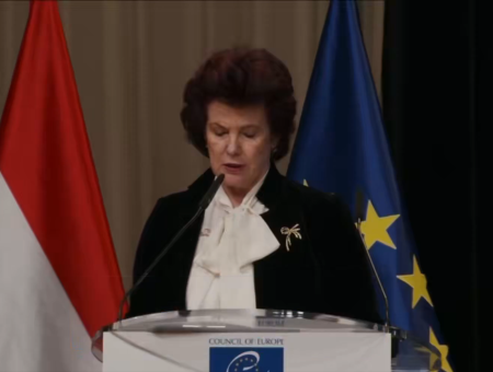 Очередной «нафинг спешел»: бывший министр и полос Аболтиня не владеет английским?