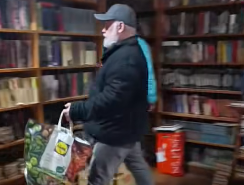 Приходят люди с чемоданами и мешками: в Вецмилгрависе бесплатно раздают книги (ВИДЕО)