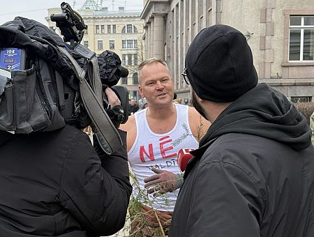 Тачка с навозом у Кабмина: в протесте против виньеток участвовали политики из оппозиции (ВИДЕО) Тачка с навозом у Кабмина: в протесте против виньеток участвовали политики из оппозиции (ВИДЕО)