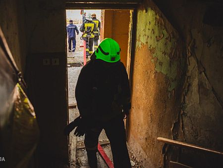 Жильцы выбегали на мороз раздетые, в тапочках: пожар на Саркандаугаве Жильцы выбегали на мороз раздетые, в тапочках: пожар на Саркандаугаве