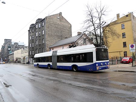 В такую погоду?! В Риге на Чака троллейбус сбил велосипедиста