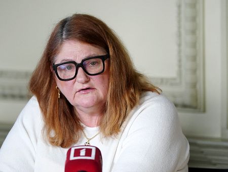 «Абсолютная чистота стиля»: в соцсети возмущены нарядом сотрудницы Минкульта (ВИДЕО)