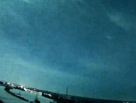 В небе над Латвией зафиксирована яркая вспышка: что это было?