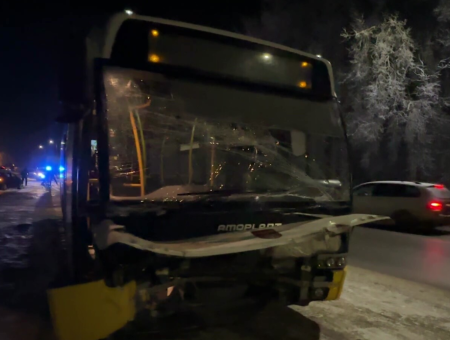 В Елгаве пенсионер вызвал серьёзное ДТП: городской автобус — на свалку