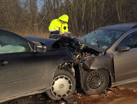 При лобовом столкновении в Риге погиб водитель