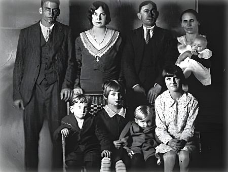 Они сфотографировались перед Рождеством, и вскоре их нашли мёртвыми: загадка семьи Лоусон